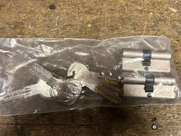 SKG*** ISEO cilinderset 2x cilinder 6x sleutel & certificaat, Doe-het-zelf en Verbouw, Hang- en Sluitwerk, Nieuw, Slot, Rvs, Ophalen of Verzenden