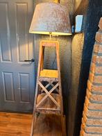 Staande schemerlamp van steigerhout, Huis en Inrichting, Ophalen, Zo goed als nieuw, 150 tot 200 cm