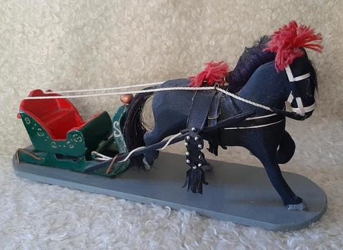Houtsnijwerk Fries paard met arreslee, Verzamelen, Dierenverzamelingen, Gebruikt, Beeldje of Figuurtje, Paard, Ophalen of Verzenden