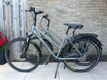Twee Victoria trekking fietsen  beschikbaar voor biedingen