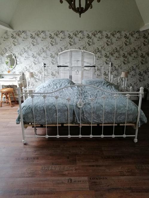 Zeer mooi wit smeedijzeren bed. 180x200, Huis en Inrichting, Slaapkamer | Bedden, Zo goed als nieuw, Tweepersoons, 180 cm, 200 cm