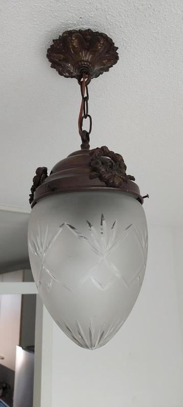 Antieke plafondlamp beschikbaar voor biedingen