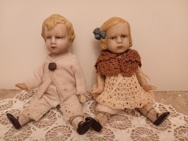 2 antieke popjes porselein 13 cm. Hertwig tweeling., Verzamelen, Poppen, Gebruikt, Pop, Ophalen of Verzenden