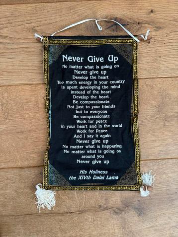 Dalai Lama Mini Wandkleedje - Never Give Up beschikbaar voor biedingen