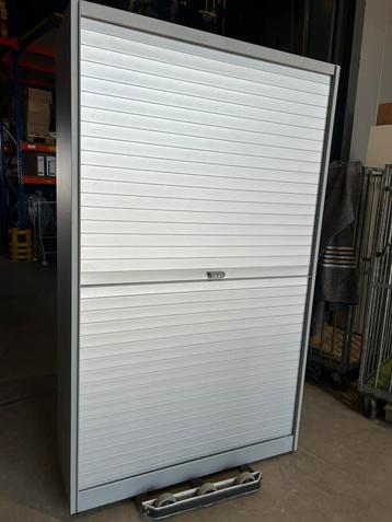 Roldeur kast Bulo 195x120cm. Incl 3 planken. Als nieuw! beschikbaar voor biedingen
