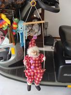 Te koop cloun op schommel om op te hangen met postelijne kop, Verzamelen, Poppen, Ophalen of Verzenden, Nieuw, Pop