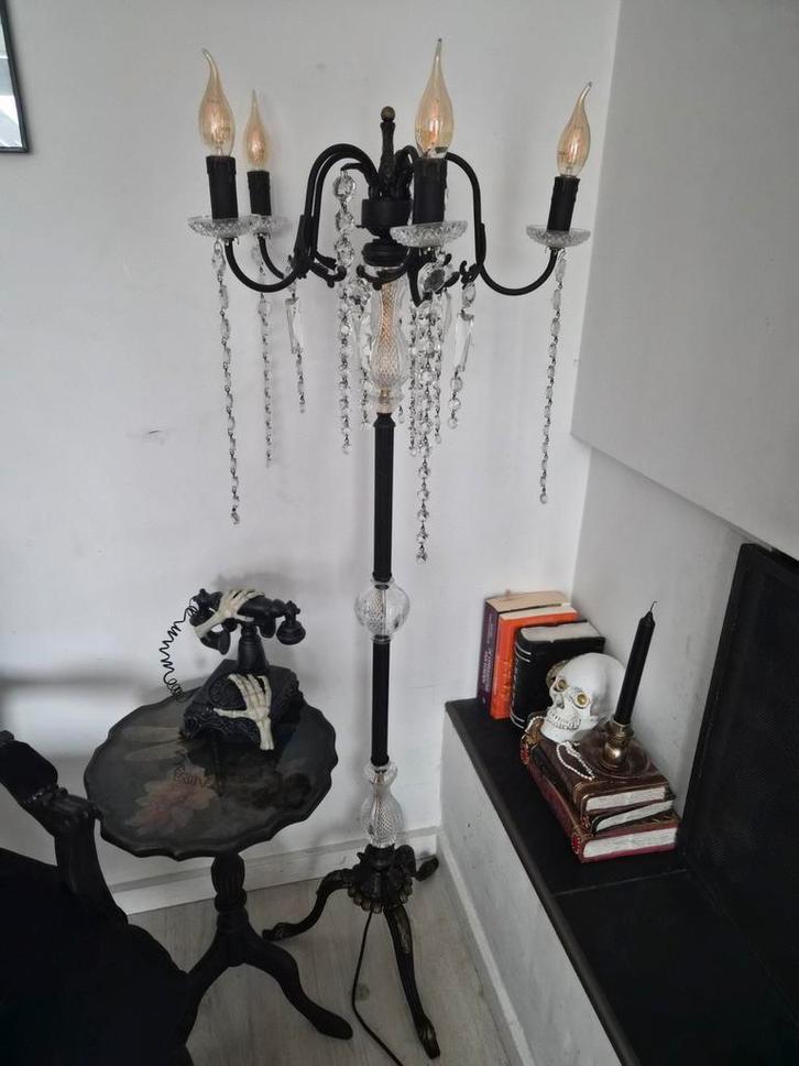 Staande zwarte kroonluchter met kristallen, Huis en Inrichting, Lampen | Vloerlampen, Zo goed als nieuw, 100 tot 150 cm, Overige materialen