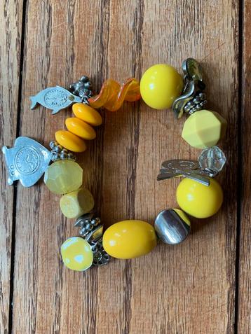 Mooie armband met kralen en bedeltjes beschikbaar voor biedingen
