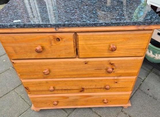 Vintage oud grenen ladekast met marmer graniet blad, Huis en Inrichting, Kasten | Ladekasten, Gebruikt, 100 tot 150 cm, 50 tot 100 cm