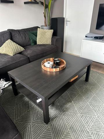 Salon tafel beschikbaar voor biedingen
