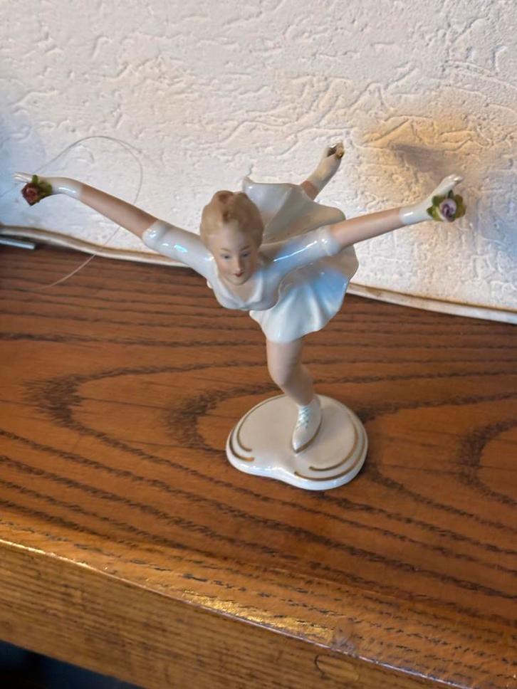 Walkendorfer Porseleinen Beeldje Schaatser - Gesigneerd, Verzamelen, Beelden en Beeldjes, Zo goed als nieuw, Mens, Verzenden