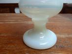 Vintage opaline vaas in wit met verguld randje, 16 cm. VNC, Ophalen of Verzenden