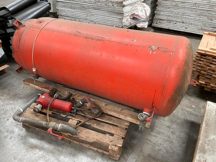 Luchttank, drukvat compressor., Doe-het-zelf en Verbouw, Compressors, Gebruikt, 6 tot 10 bar, 100 liter of meer, Minder dan 200 liter/min