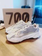 Yeezy 700 V2 maat 42, Kleding | Heren, Overige kleuren, Ophalen of Verzenden, Sneakers of Gympen, Adidas