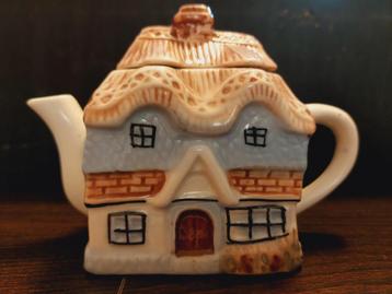Klein porseleinen cottage theepotje beschikbaar voor biedingen