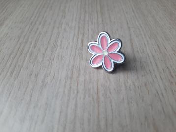 1 mooie roze bloemen pin te koop beschikbaar voor biedingen
