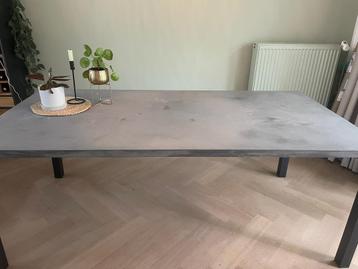 Robuuste Beton ciré eettafel beschikbaar voor biedingen