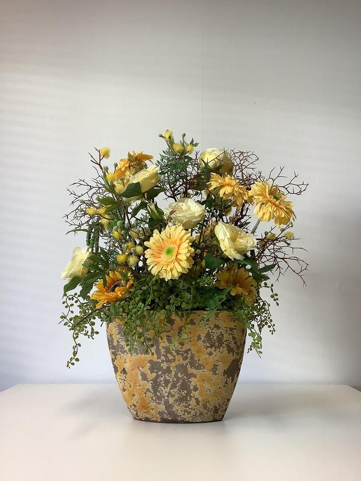 Leuk geel bloemstuk in ovalen stenen pot 65 hoog, Huis en Inrichting, Woonaccessoires | Kunstplanten en Kunstbloemen, Zo goed als nieuw