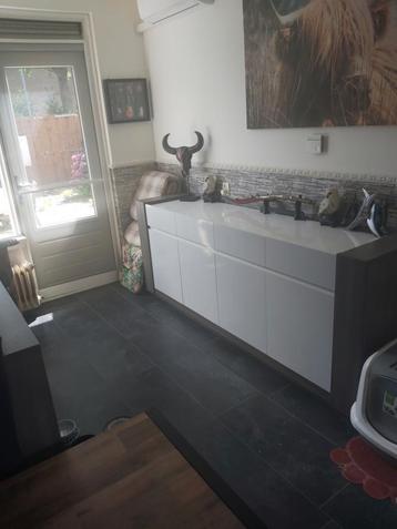 Hoogglans dressoir beschikbaar voor biedingen