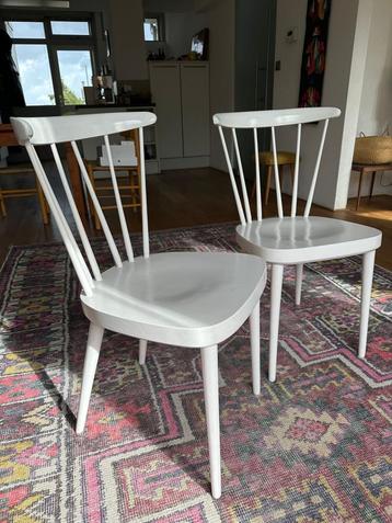 Set of 2 White Wooden Chairs : – Vintage Style beschikbaar voor biedingen