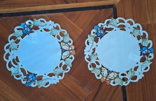 2 Vintage strooi kleedjes opengewerkt ajour, vlinder, Antiek en Kunst, Antiek | Kleden en Textiel, Ophalen of Verzenden