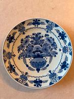 Delfts blauw bord met bloemmotief, Antiek en Kunst, Ophalen of Verzenden