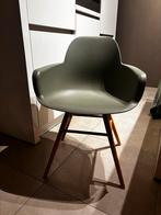 Moderne groene stoel met houten poten (zuiver), Huis en Inrichting, Stoelen, Ophalen, Overige kleuren, Zo goed als nieuw, Eén