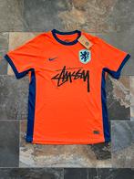 Nederlands elftal x Stüssy, Sport en Fitness, Voetbal, Maat S, Ophalen of Verzenden, Nieuw, Shirt