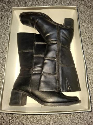 Zwarte dameslaarzen beschikbaar voor biedingen