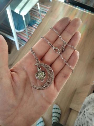 Glow in the dark maan ketting beschikbaar voor biedingen