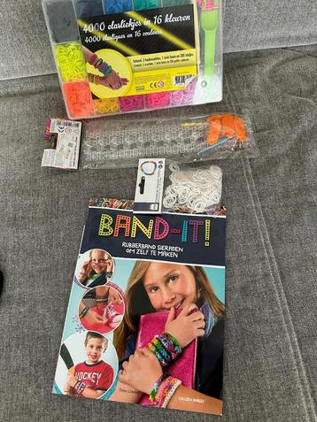 Loombandjes met toebehoren en boek beschikbaar voor biedingen
