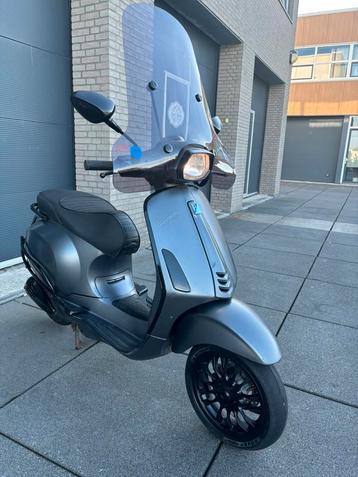 Vespa sprint geel kenteken full option 7 duizend km! Smoke beschikbaar voor biedingen