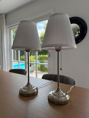 2 x tafellamp / lamp met witte kap beschikbaar voor biedingen