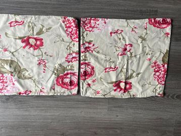 2 kussenhoezen met gebloemd patroon beschikbaar voor biedingen