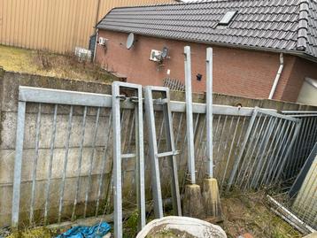 Schuifpoort met eventueel hekwerk delen en draaipoort beschikbaar voor biedingen