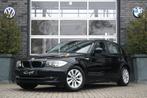 Bmw 1-SERIE 118D APK 01-2026 - CLIMA - CRUISE - STOELVERW. -, Auto's, 1-Serie, Zwart, Elektrische buitenspiegels, Bedrijf