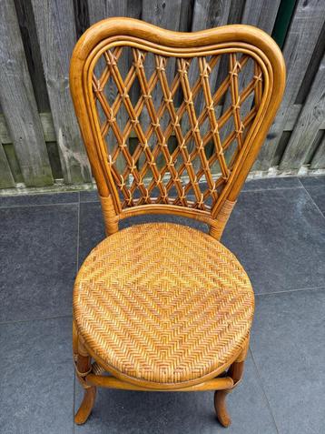 Vintage rotan stoel met gevlochten zitting beschikbaar voor biedingen