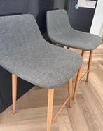 Twee Grijze stoel met houten poten, Twee, Ophalen of Verzenden, Zo goed als nieuw, Grijs