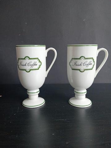 2 Keramische vintage Irish coffee mokken op voetstuk. beschikbaar voor biedingen
