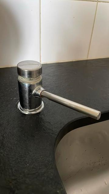 Inbouw zeep pompje voor in aanrechtblad beschikbaar voor biedingen