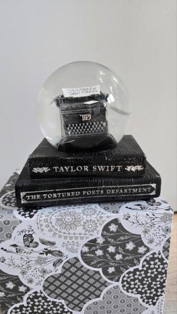 Taylor Swift The Tortured Poets Department snowglobe beschikbaar voor biedingen