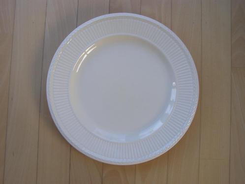 WEDGWOOD Edme: Onderbord / serveerschaal 33 cm, Huis en Inrichting, Keuken | Servies, Zo goed als nieuw, Schaal of Schalen, Wedgwood