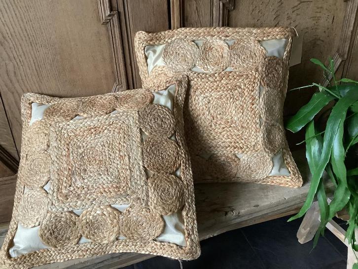 Nieuw hele mooie set van 2 jute kussens 45 x 45 cm, Huis en Inrichting, Woonaccessoires | Kussens, Nieuw, Vierkant, Ophalen of Verzenden