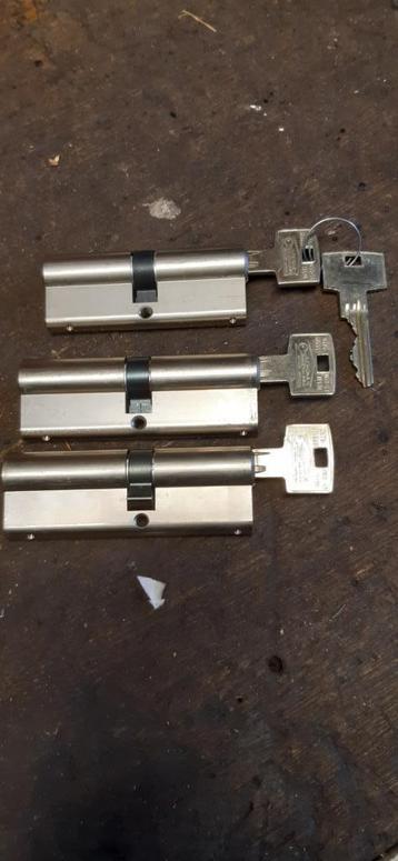 3 cilindersloten gelijk sluitend met 4 sleutels beschikbaar voor biedingen