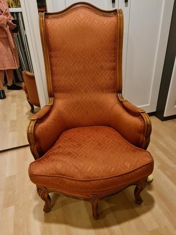 Antieke fauteuil 3 poot met houten frame beschikbaar voor biedingen