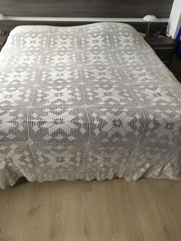Brocante gehaakte sprei beschikbaar voor biedingen