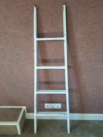 Decoratieve houten ladder beschikbaar voor biedingen