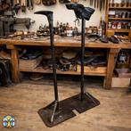 Antieke Dubbele Smeedijzeren Schoenleest Standaard  (H113cm), Ophalen of Verzenden