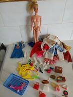 Vintage Barbie pop met kleding etc., Ophalen of Verzenden, Gebruikt, Pop