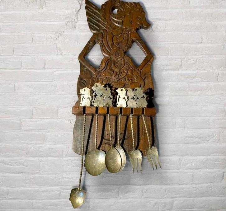 Antiek houten rek met 2 vorkjes en 4 lepels., Antiek en Kunst, Antiek | Bestek, Ophalen of Verzenden